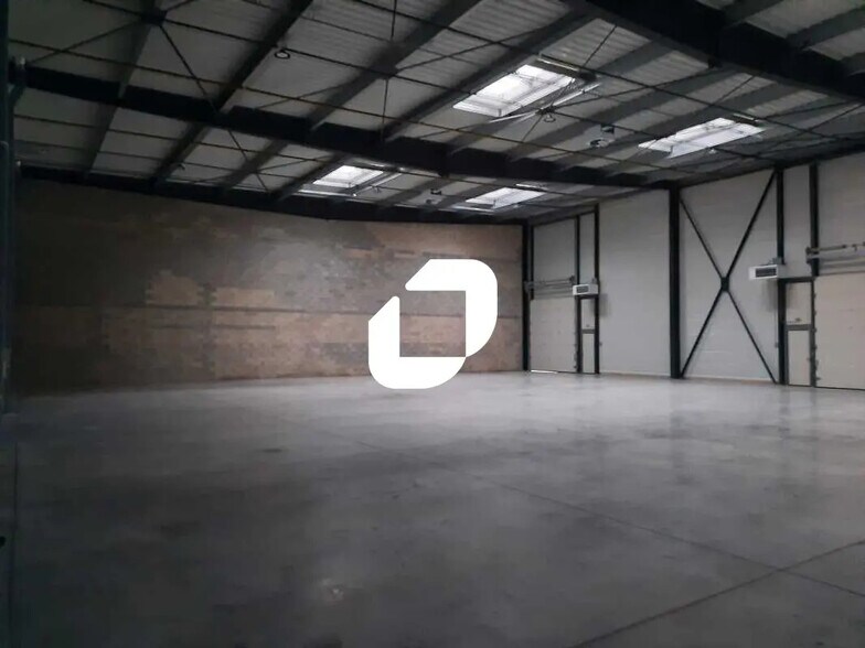 Local d’activités dans Villebon-sur-Yvette à louer - Photo de l’immeuble – Image 2 sur 10