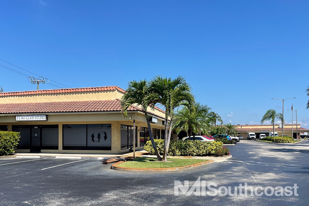 3800 SE Dixie Hwy, Stuart, FL à louer Photo de l’immeuble– Image 1 sur 9