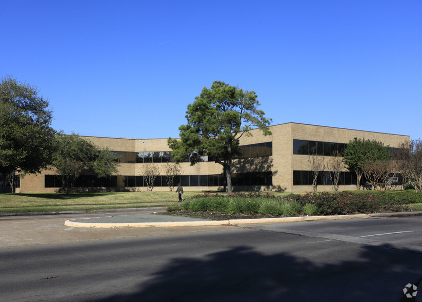 2424 Wilcrest Dr, Houston, TX à louer - Photo de l’immeuble – Image 3 sur 9