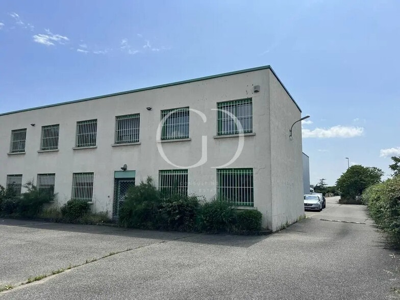 Local d'activités dans Chassieu à vendre - Photo de l’immeuble – Image 2 sur 9