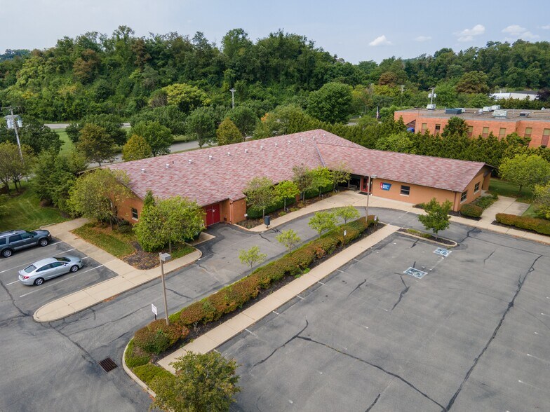 320 Bilmar Dr, Pittsburgh, PA à vendre - Photo de l’immeuble – Image 2 sur 7