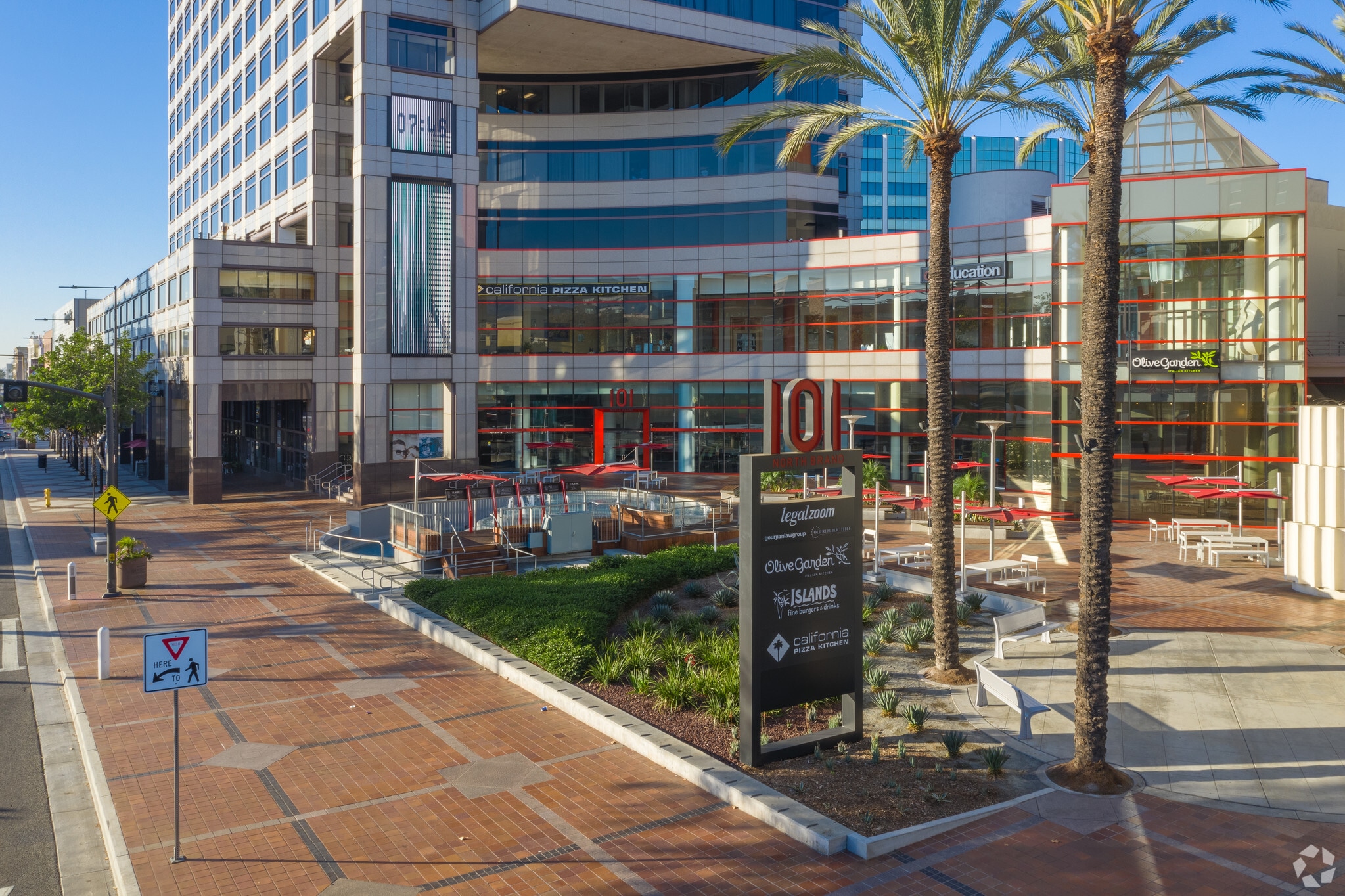 101 N Brand Blvd, Glendale, CA à louer Photo principale– Image 1 sur 4