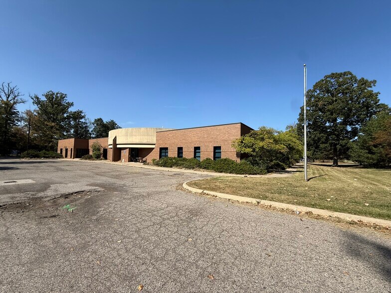15162 S Commerce Dr, Dearborn, MI à vendre - Photo de l’immeuble – Image 1 sur 38