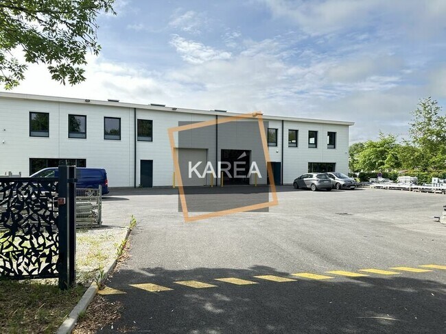 Plus de détails pour Local d’activités à vendre