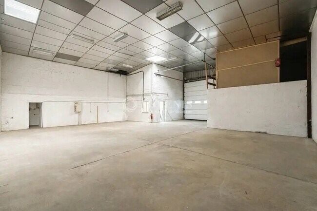 Plus de détails pour Local d'activités à louer