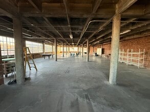 1350 Woodswether Rd, Kansas City, MO à louer Photo intérieure– Image 1 sur 3