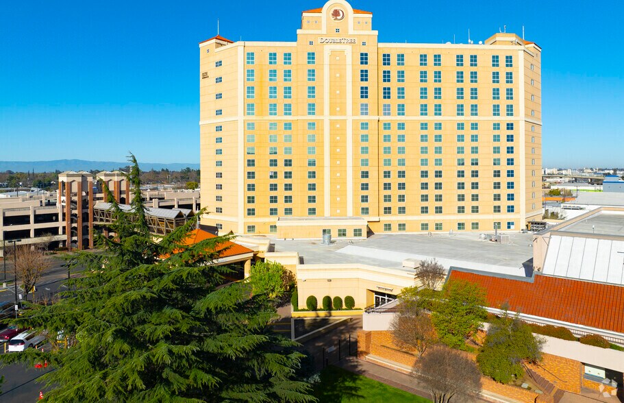 1150 9th St, Modesto, CA à louer - Photo de l’immeuble – Image 1 sur 7