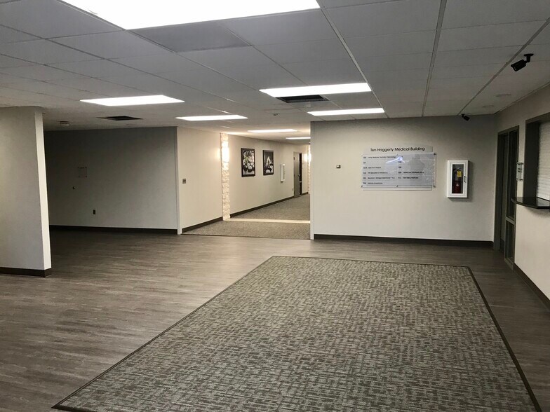 39500 W Ten Mile Rd, Novi, MI à louer - Hall d’entrée – Image 2 sur 7