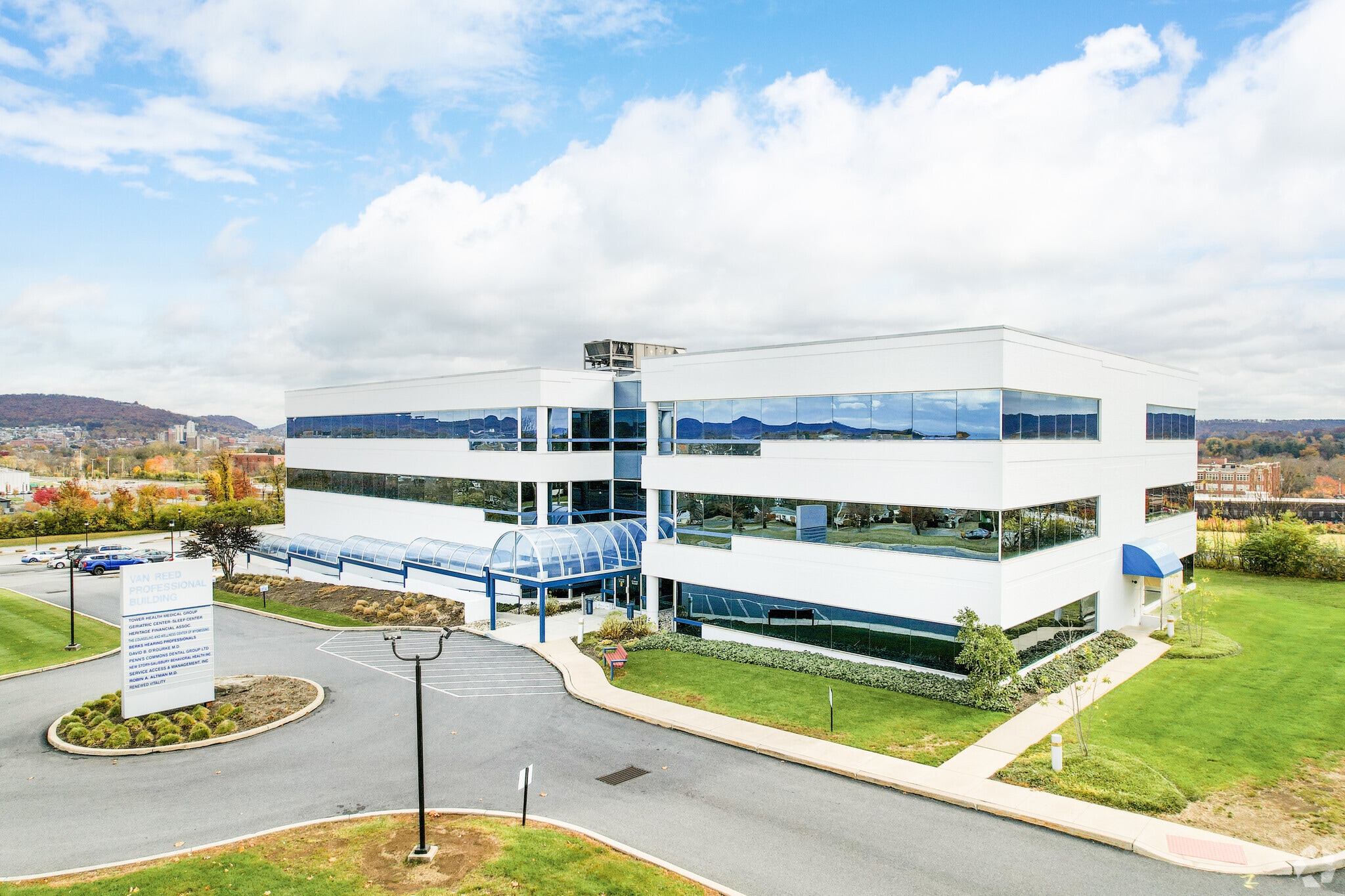 560 Van Reed Rd, Wyomissing, PA à louer Photo principale– Image 1 sur 9