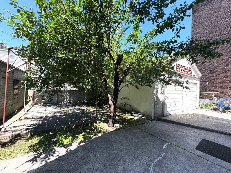 8625 59th Ave, Elmhurst, NY à vendre - Photo de l’immeuble – Image 2 sur 10