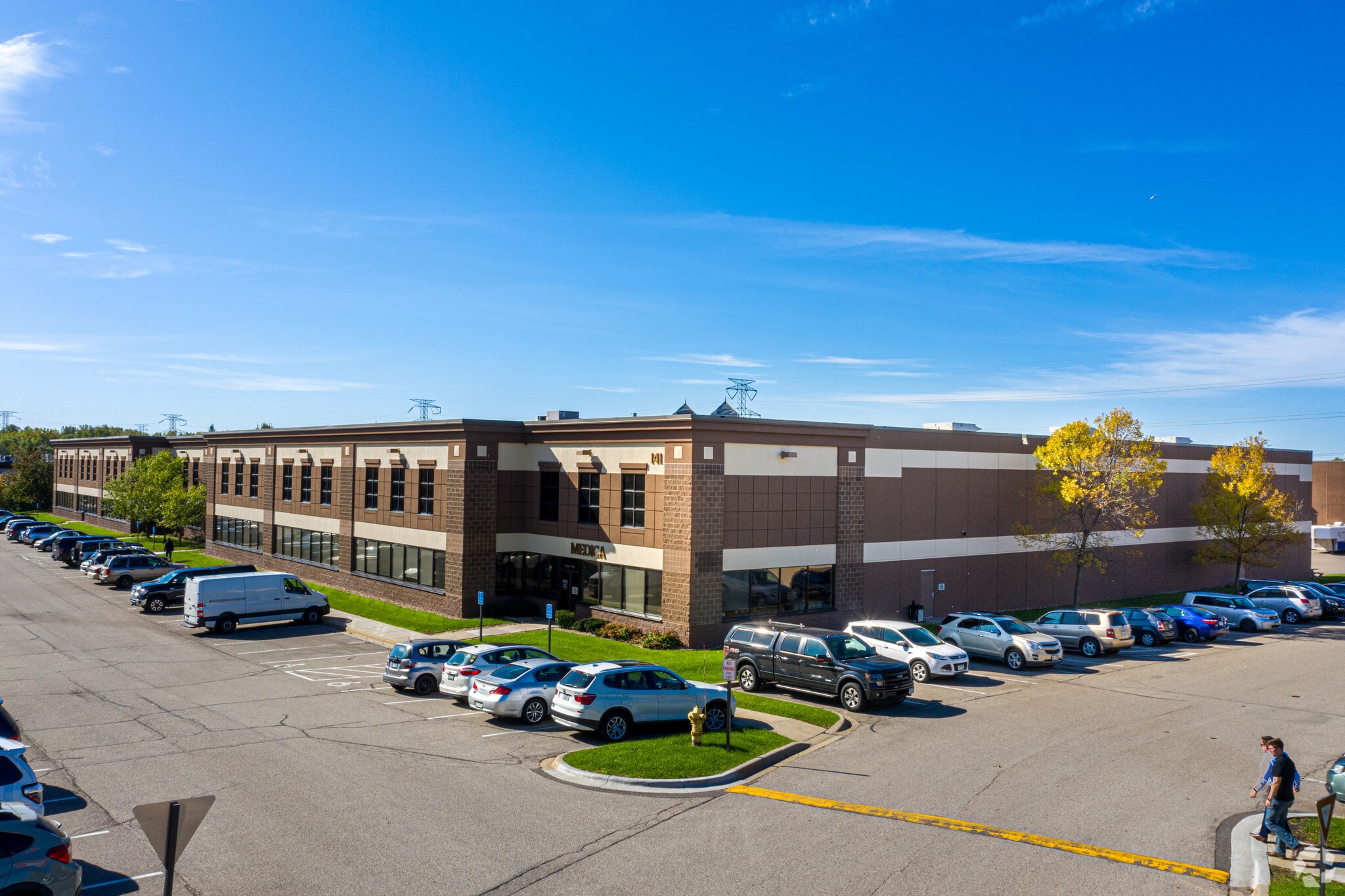 141 N Cheshire Ln, Plymouth, MN à louer Photo principale– Image 1 sur 7