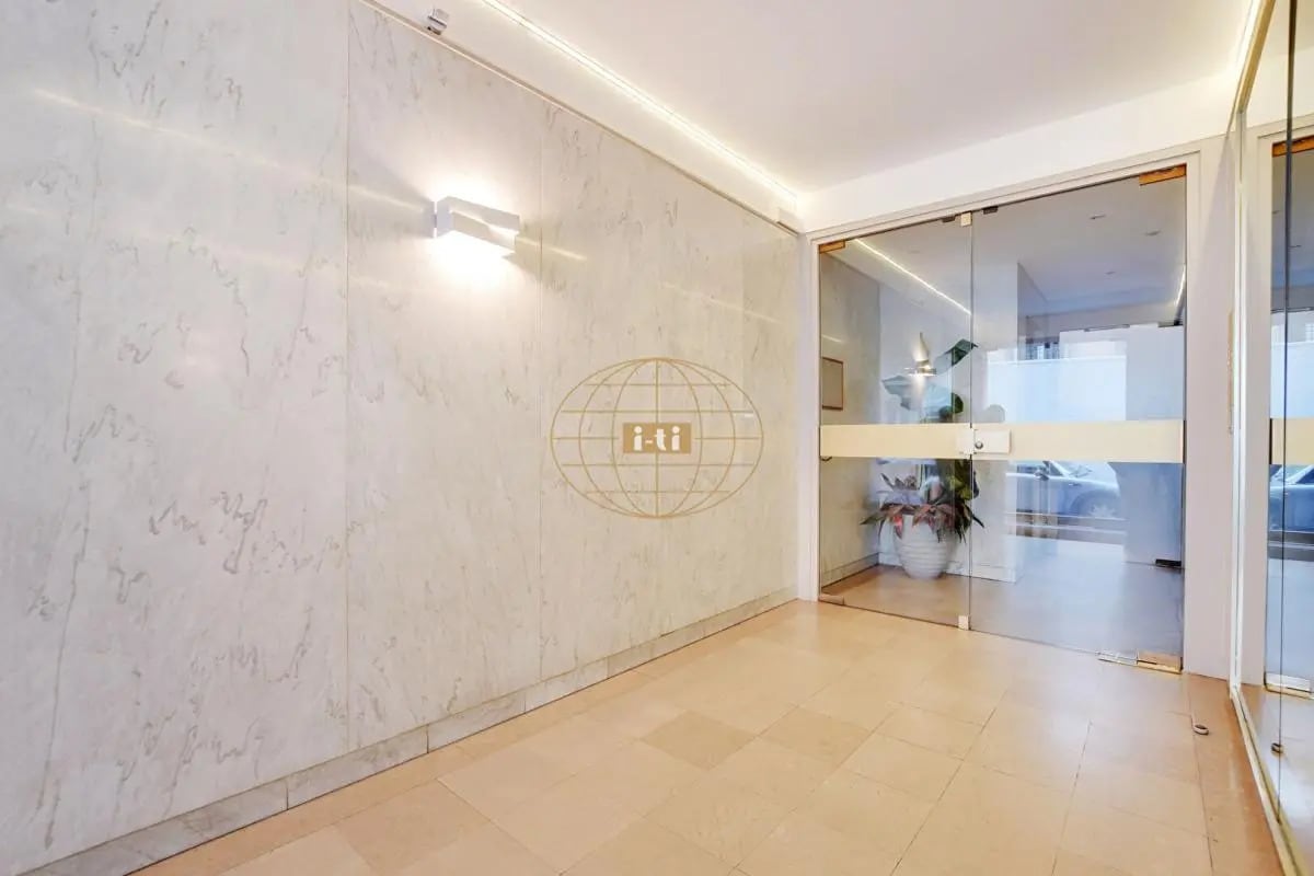 Local commercial dans Paris à vendre Hall d’entrée– Image 1 sur 14