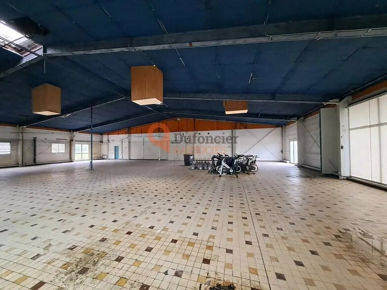 Local commercial dans Poitiers à louer - Photo de l’immeuble – Image 3 sur 5