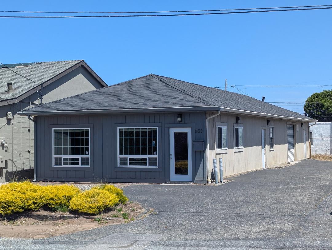 557 Charles Ave, Seaside, CA à louer Photo de l’immeuble– Image 1 sur 18