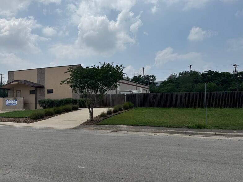 16131 College Oak Dr, San Antonio, TX à louer - Photo de l’immeuble – Image 3 sur 21
