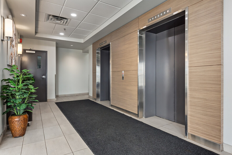2710 17th Ave SE, Calgary, AB à louer - Hall d’entrée – Image 2 sur 9
