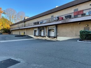 46 Mill Plain Rd, Danbury, CT à louer Photo de l’immeuble– Image 1 sur 1
