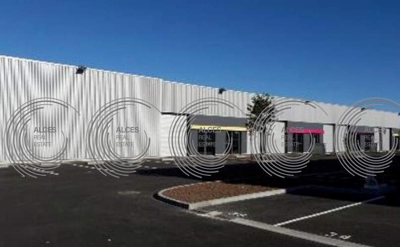 Local d’activités dans Tresses à louer Photo de l’immeuble– Image 1 sur 3