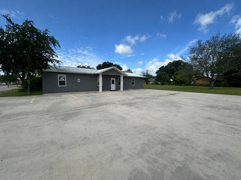 200 W College Ave, Devine, TX à louer - Photo de l’immeuble – Image 1 sur 14