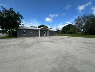 Plus de détails pour 200 W College Ave, Devine, TX - Bureau à louer