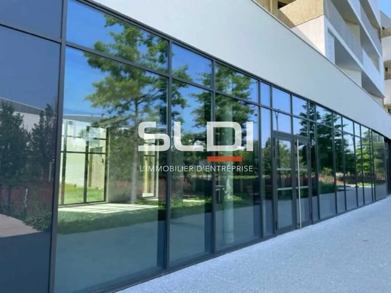 Local commercial dans Vénissieux à louer - Photo de l’immeuble – Image 2 sur 6