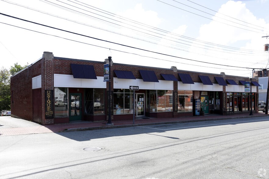 2020-2026 Smith St, North Providence, RI à vendre - Photo de l’immeuble – Image 2 sur 44
