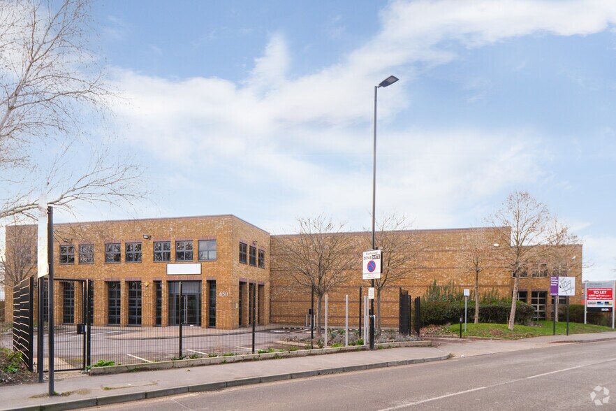649 River Gdns, Feltham à louer - Photo de l’immeuble – Image 3 sur 3