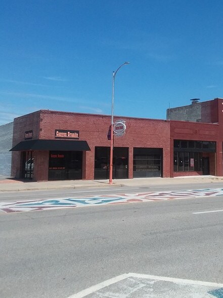 1116 E Douglas Ave, Wichita, KS à louer - Photo de l’immeuble – Image 3 sur 3