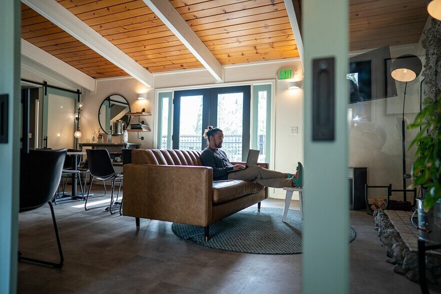 1612 S Mount Shasta Blvd, Mount Shasta, CA à vendre - Photo intérieure – Image 2 sur 6