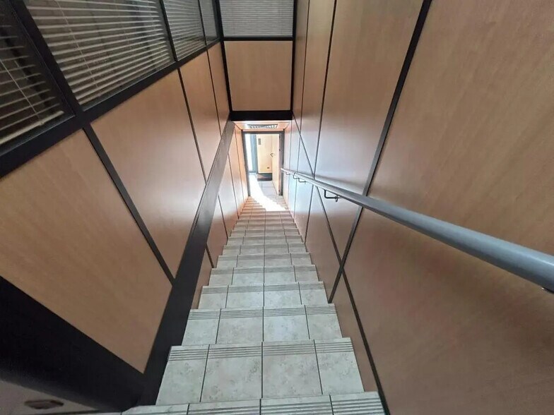 Bureau dans Puget-sur-Argens à louer - Photo de l’immeuble – Image 2 sur 5