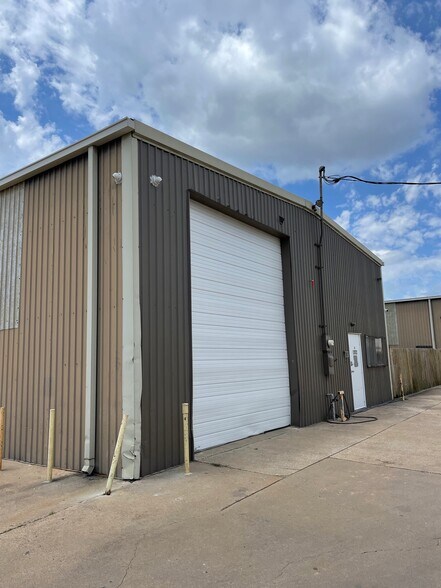 12822 Mula Ln, Stafford, TX à louer - Photo de l’immeuble – Image 3 sur 25