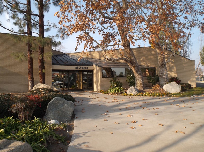 4700 Stockdale Hwy, Bakersfield, CA à louer - Photo de l’immeuble – Image 1 sur 1