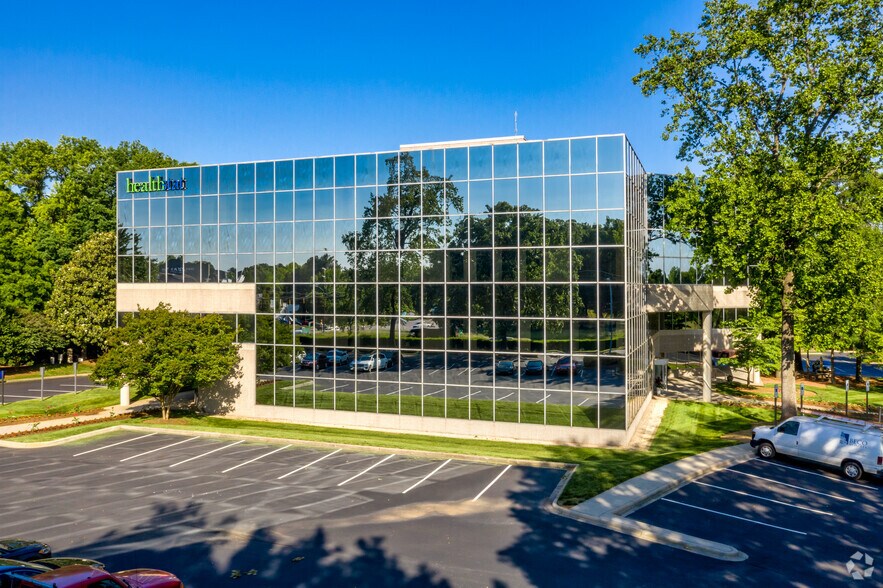 4651 Charlotte Park Dr, Charlotte, NC à louer - Photo de l’immeuble – Image 2 sur 5