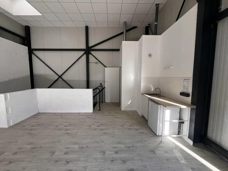 35 Rue Jean Lolive, Bagnolet à louer - Photo de l’immeuble – Image 2 sur 10