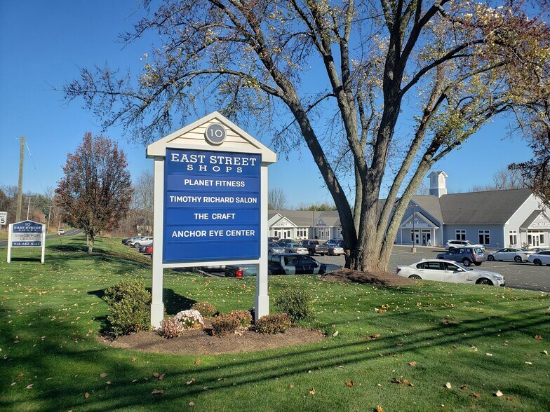 10 East St, East Granby, CT à louer - Photo de l’immeuble – Image 1 sur 10