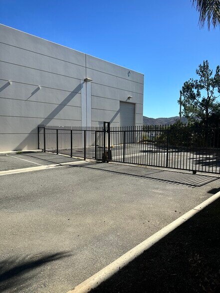 220 Crouse Dr, Corona, CA à louer - Photo de l’immeuble – Image 2 sur 8