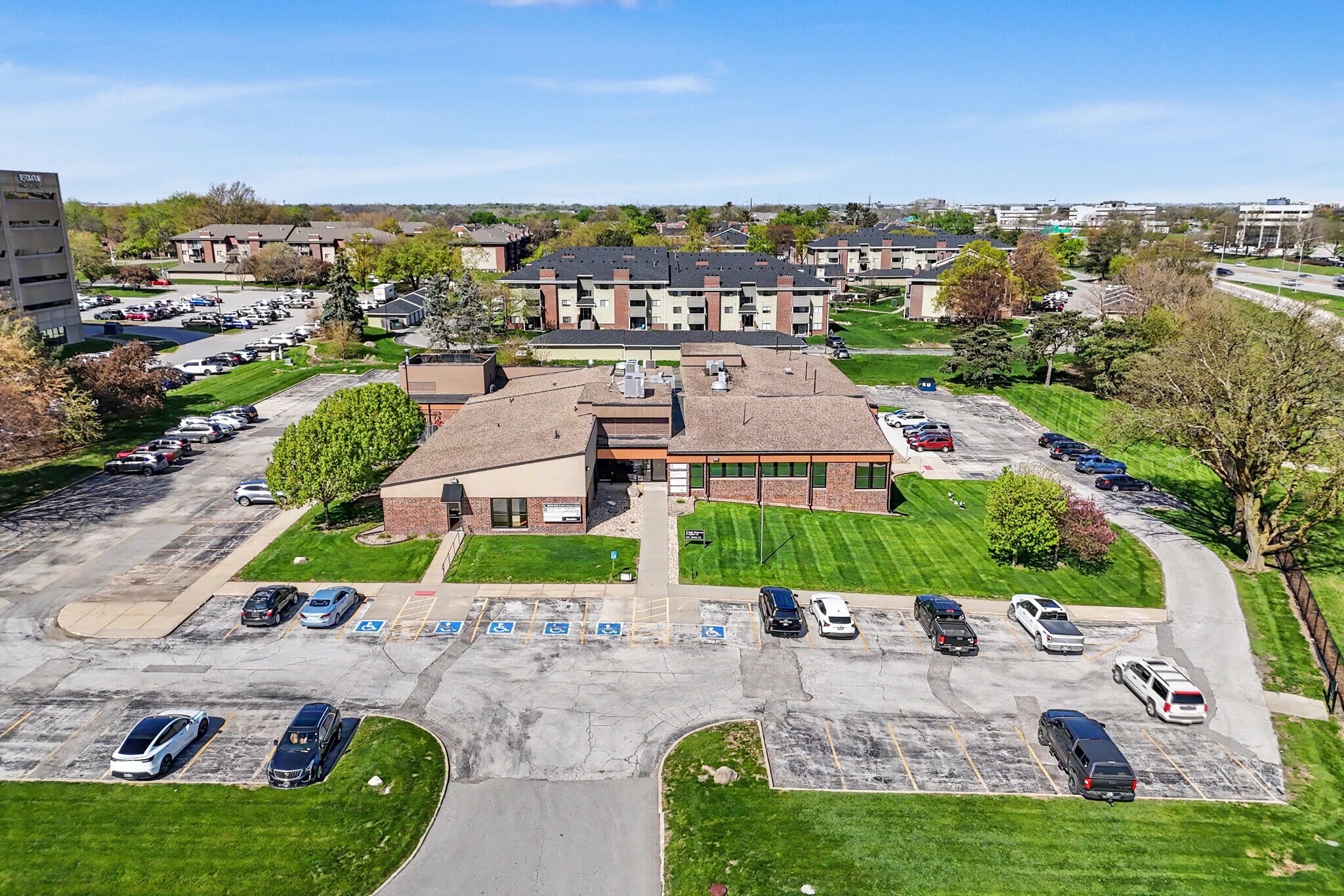 1300 37th St, West Des Moines, IA à vendre Photo principale– Image 1 sur 17
