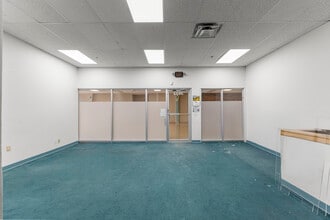 35425 W Michigan Ave, Wayne, MI à louer Photo intérieure– Image 2 sur 14