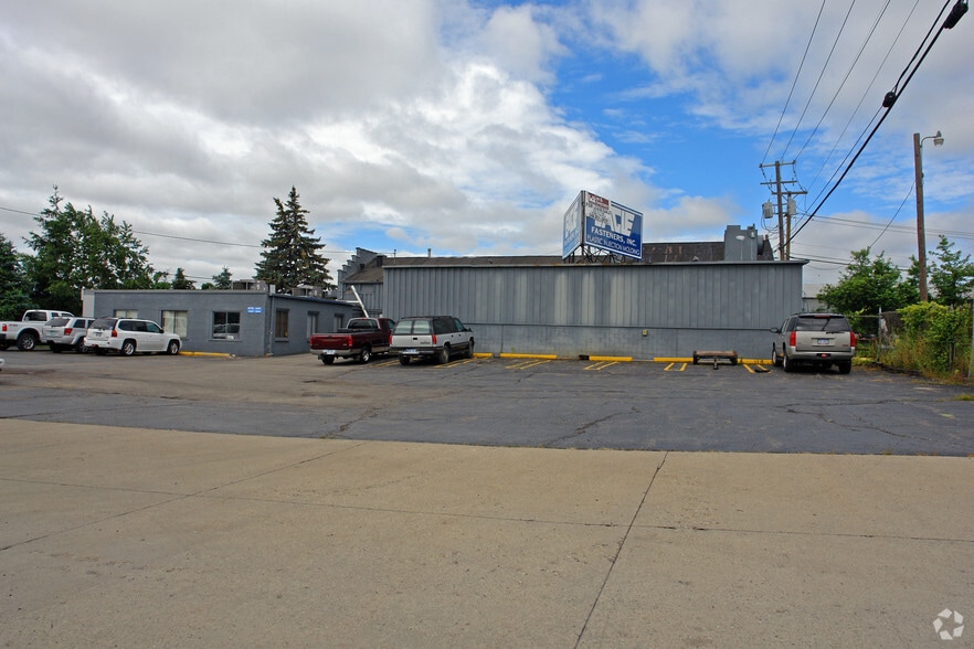 2431 Pontiac Rd, Auburn Hills, MI à louer - Photo de l’immeuble – Image 3 sur 4