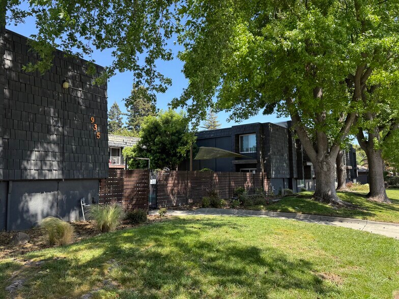 935 Johnfer Way, Sacramento, CA à vendre - Photo de l’immeuble – Image 3 sur 17