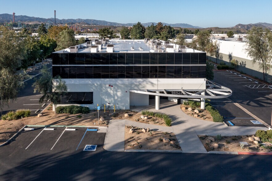 28245 Avenue Crocker, Valencia, CA à louer - Photo de l’immeuble – Image 3 sur 5