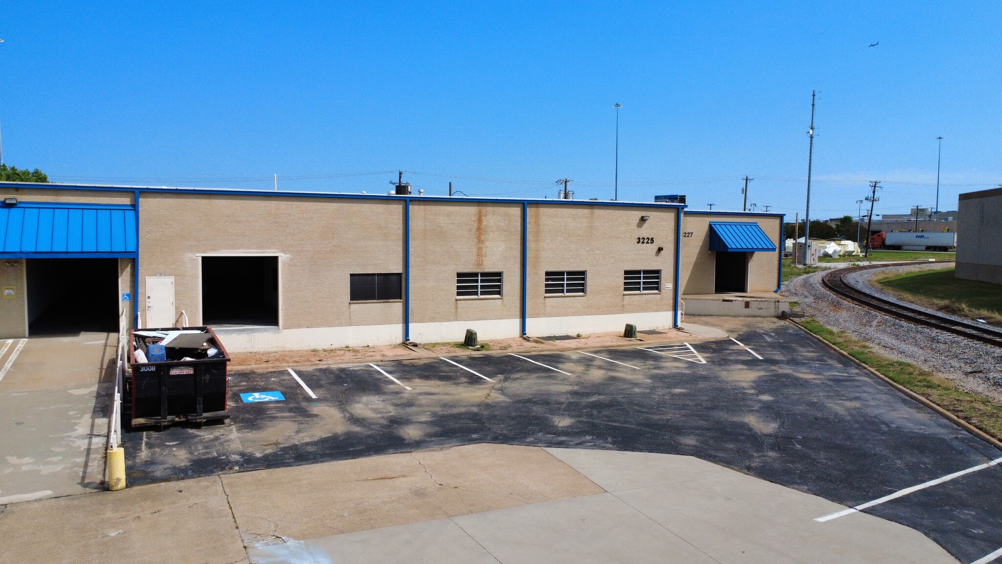 3211-3227 E Avenue E, Arlington, TX à louer Photo de l’immeuble– Image 1 sur 7