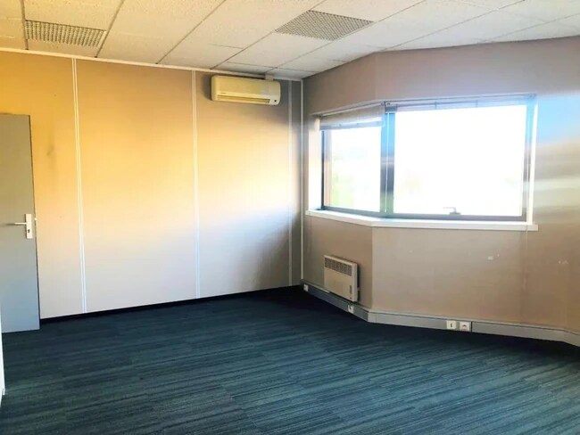 Plus de détails pour Avenue De L'Europe, Toussus-le-Noble - Bureau à vendre