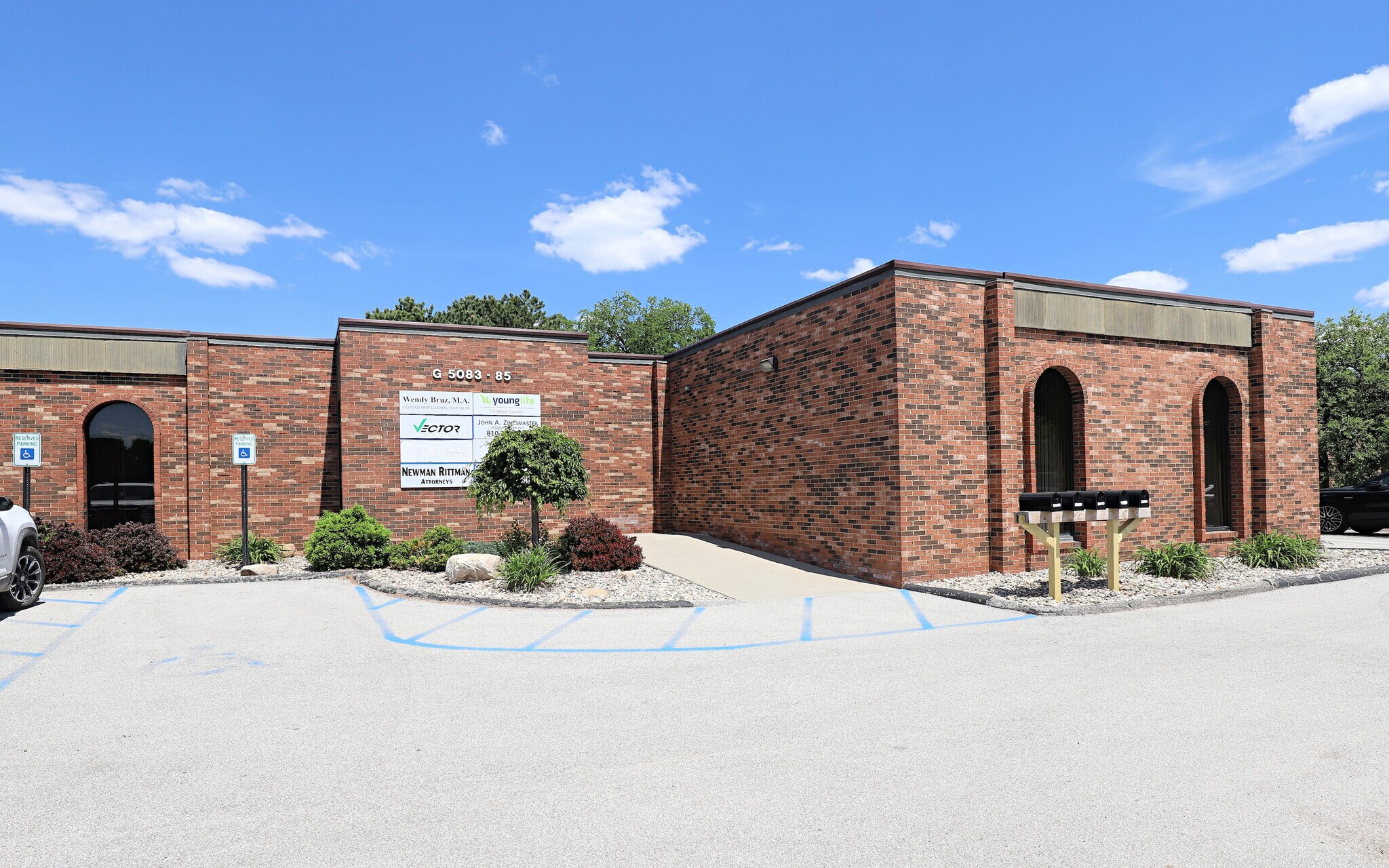 5083-5085 Miller Rd, Flint, MI à vendre Photo de l’immeuble– Image 1 sur 9