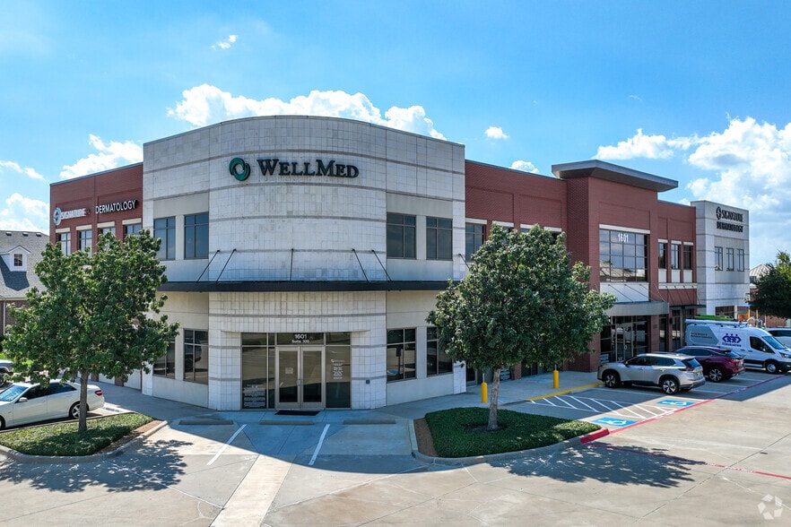 1601 W Hebron Pky, Carrollton, TX à louer - Photo principale – Image 1 sur 4
