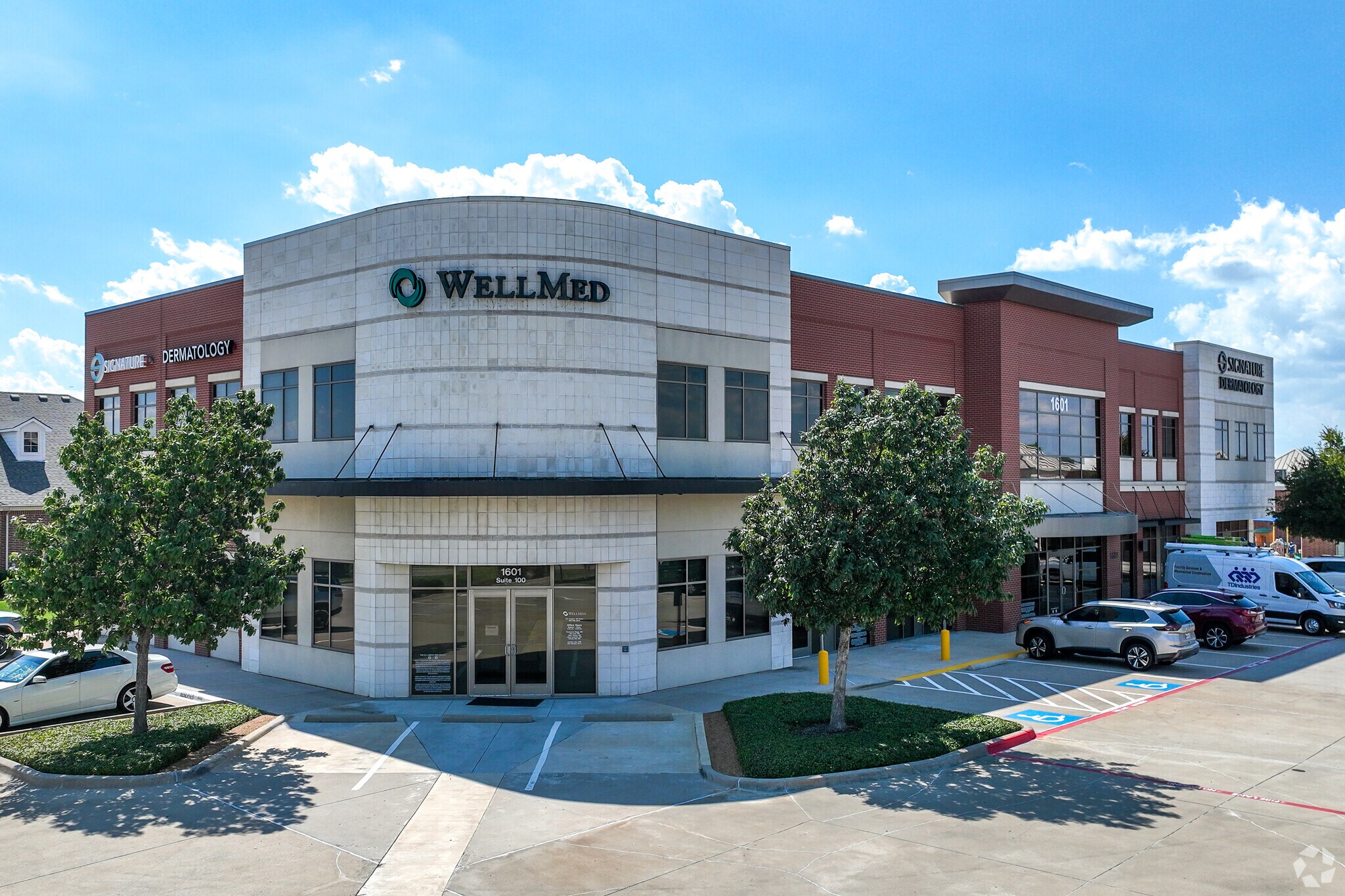 1601 W Hebron Pky, Carrollton, TX à louer Photo principale– Image 1 sur 5