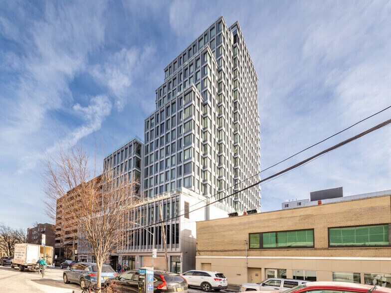 136-18 Maple Ave, Flushing, NY à vendre - Photo de l’immeuble – Image 2 sur 12