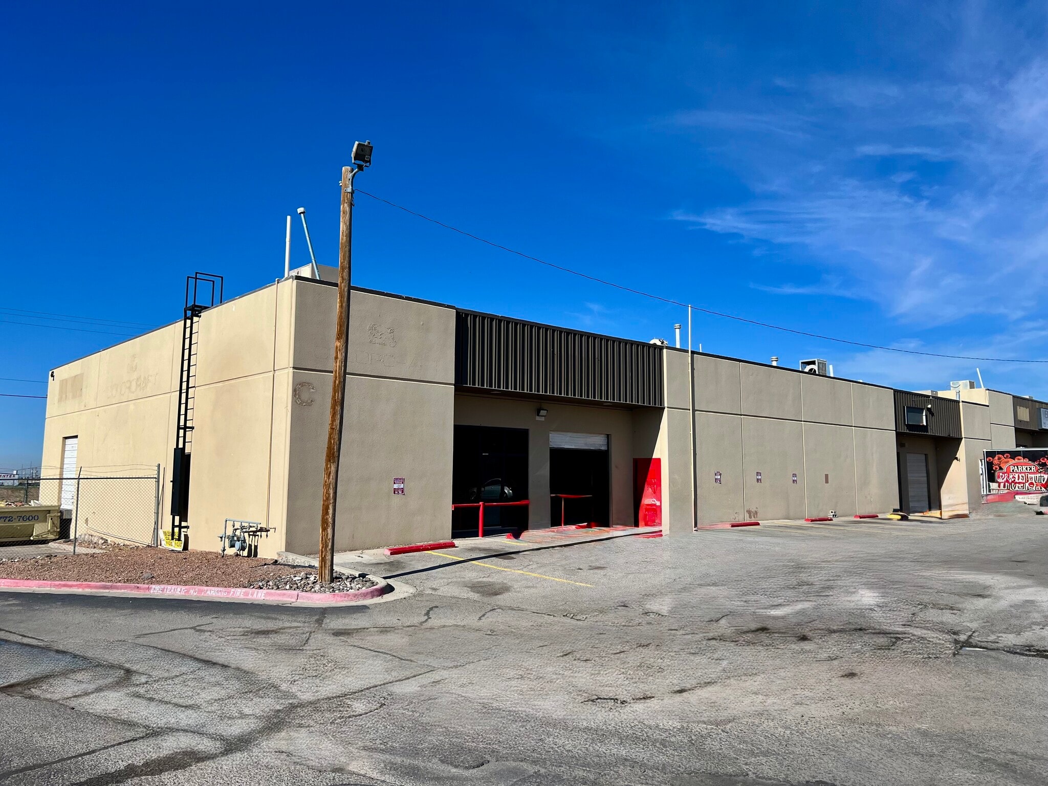 1421 N Lee Trevino Dr, El Paso, TX à louer Photo de l’immeuble– Image 1 sur 1