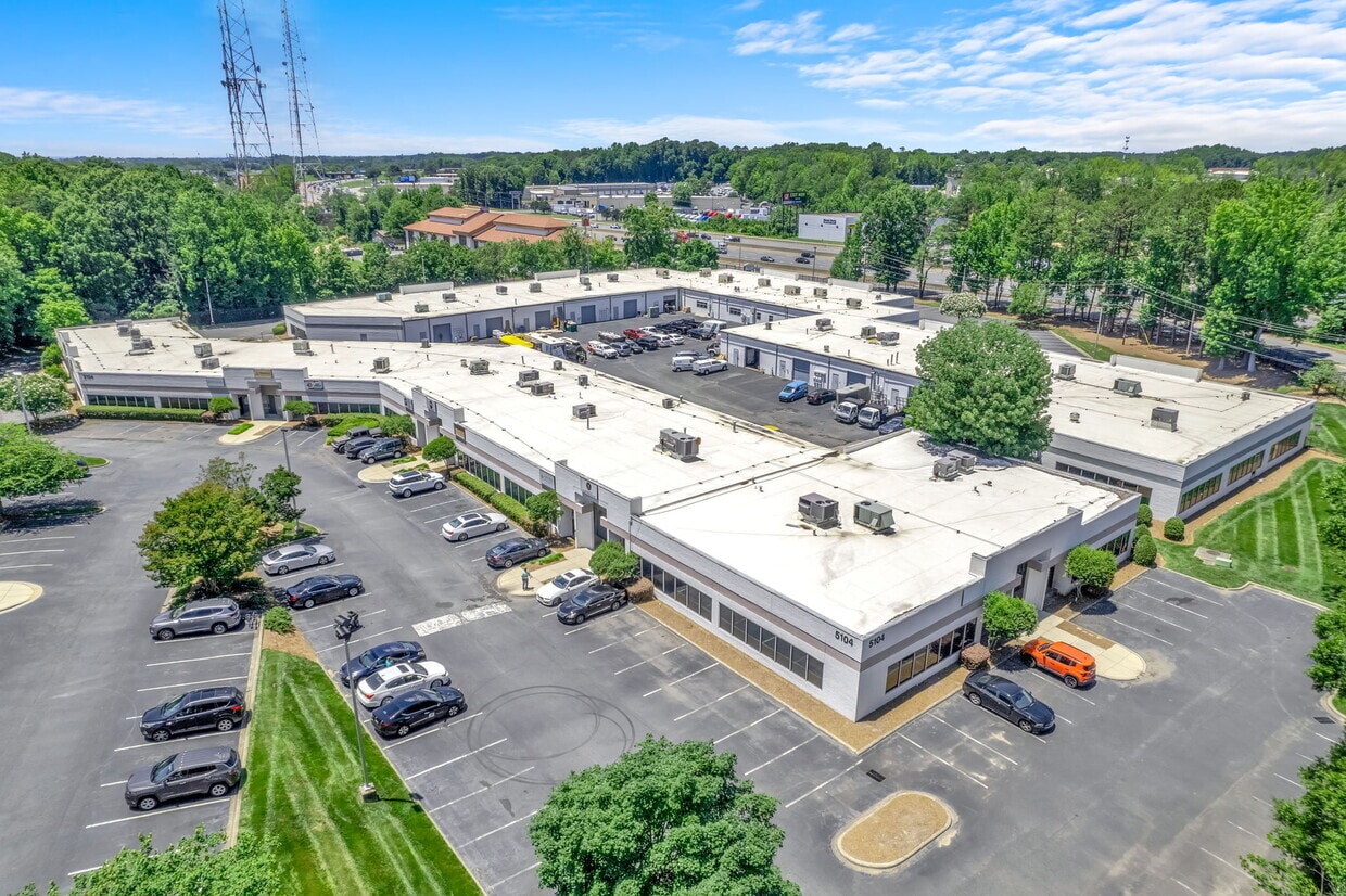5100 Reagan Dr, Charlotte, NC à louer Photo de l’immeuble– Image 1 sur 2