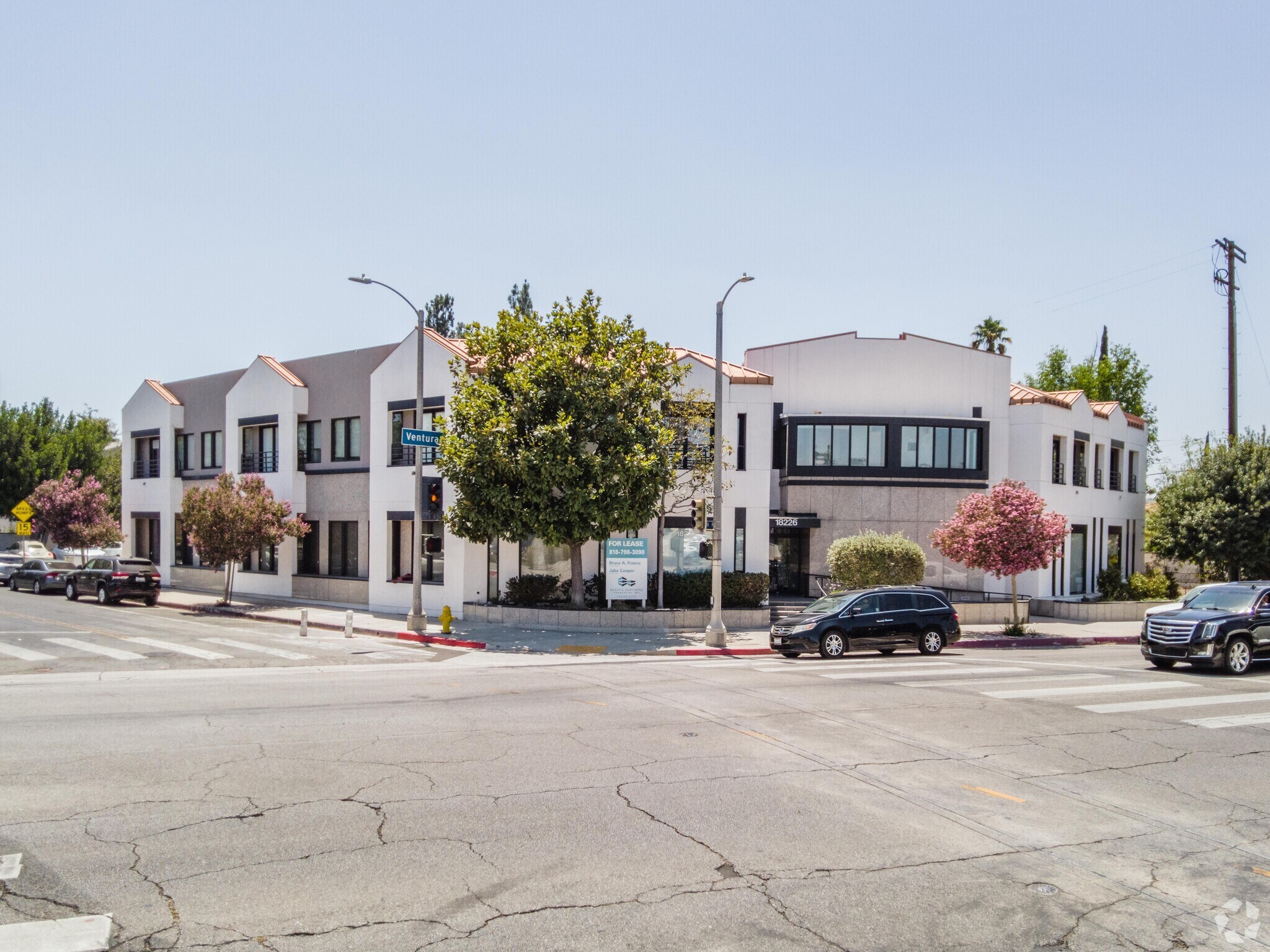 18226 Ventura Blvd, Tarzana, CA à louer Photo principale– Image 1 sur 5